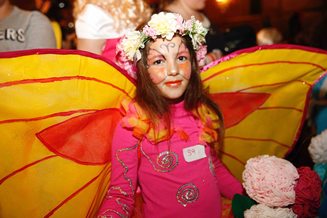 Desfile de originalidad antroxera de las familias gijonesas en el concurso infantil