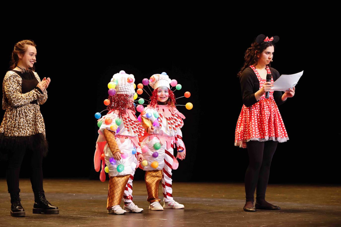 Desfile de originalidad antroxera de las familias gijonesas en el concurso infantil