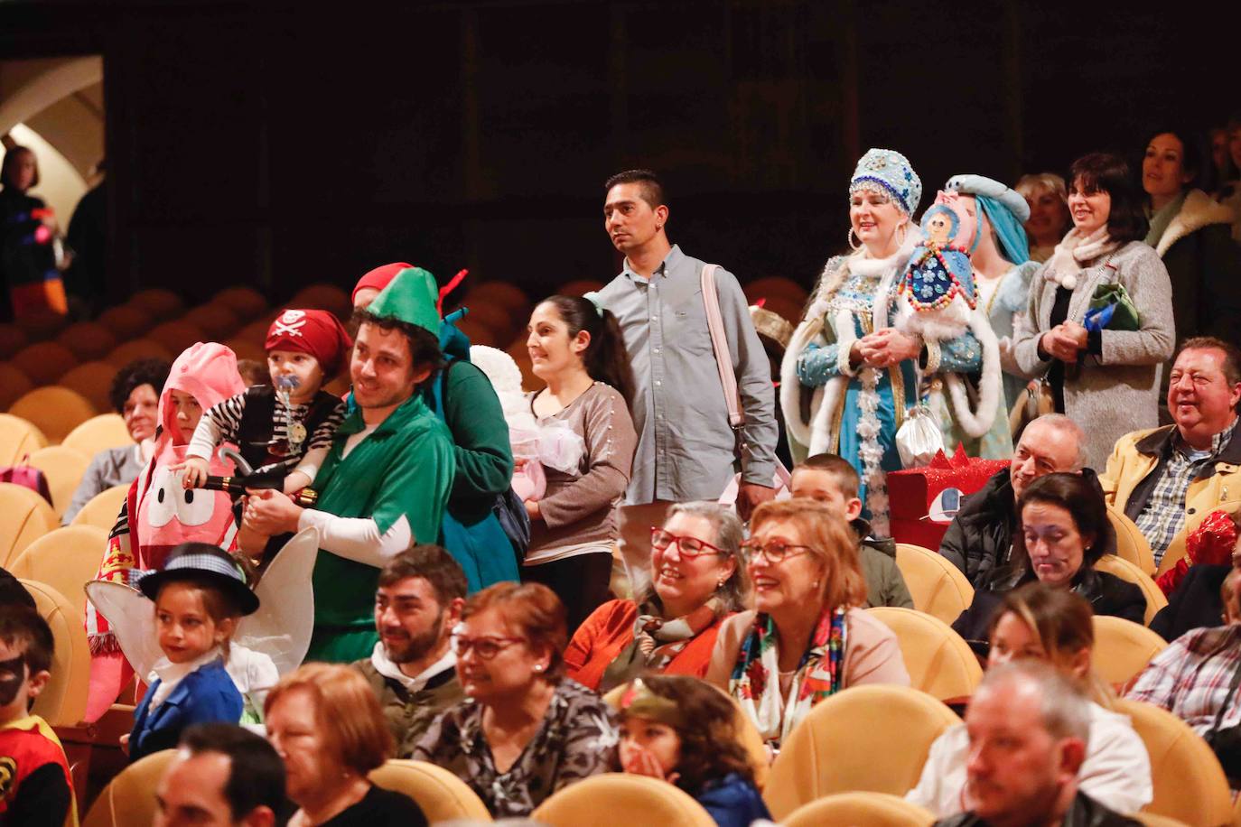 Desfile de originalidad antroxera de las familias gijonesas en el concurso infantil