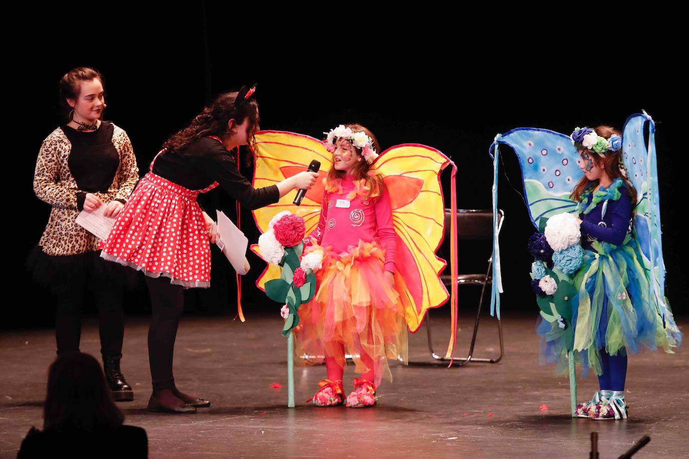 Desfile de originalidad antroxera de las familias gijonesas en el concurso infantil