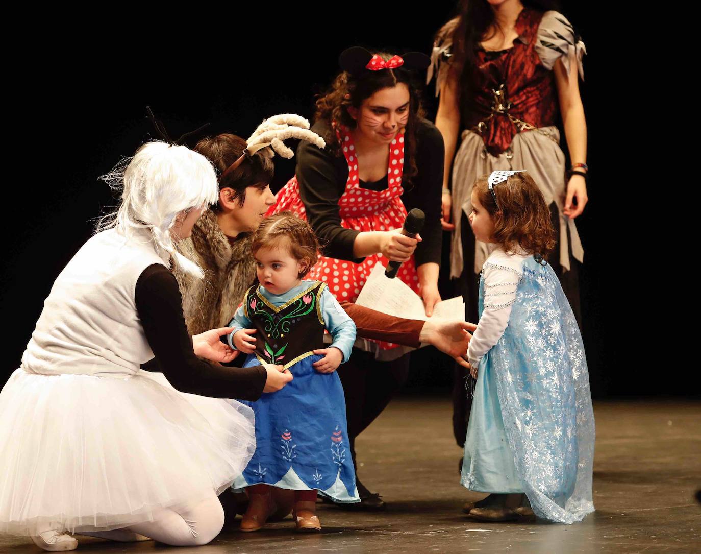 Desfile de originalidad antroxera de las familias gijonesas en el concurso infantil