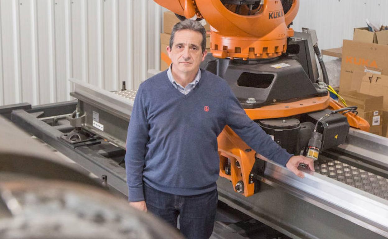 José López Fresno posa en una de las máquinas utilizadas en la fabricación aditiva en Avilés.
