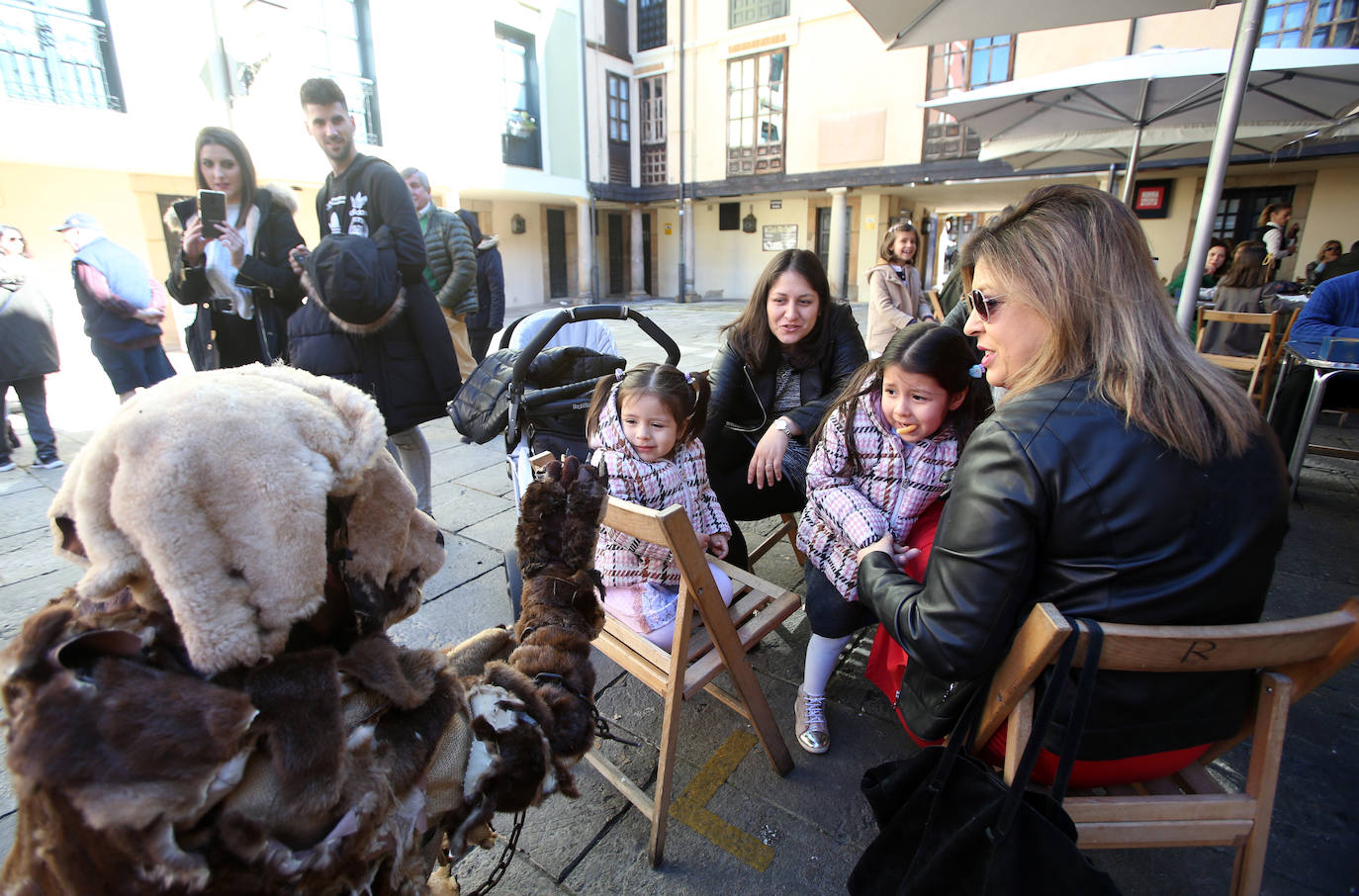 Los Mazcaritos de Oviedo han desfilado una vez más por el centro de la ciudad para sorprender a vecinos y visitantes.