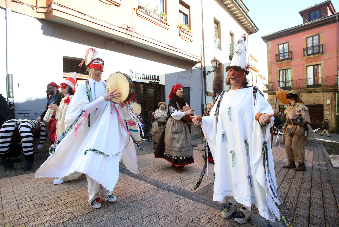 Los Mazcaritos de Oviedo han desfilado una vez más por el centro de la ciudad para sorprender a vecinos y visitantes.