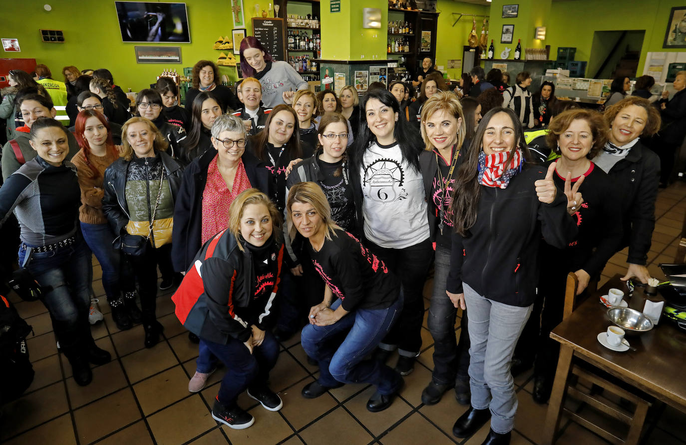 Buen ambiente y hermandad en el sexto encuentro de las 'Motocomadres', que han comenzado en Gijón una ruta de noventa kilómetros con destino en Noreña. 