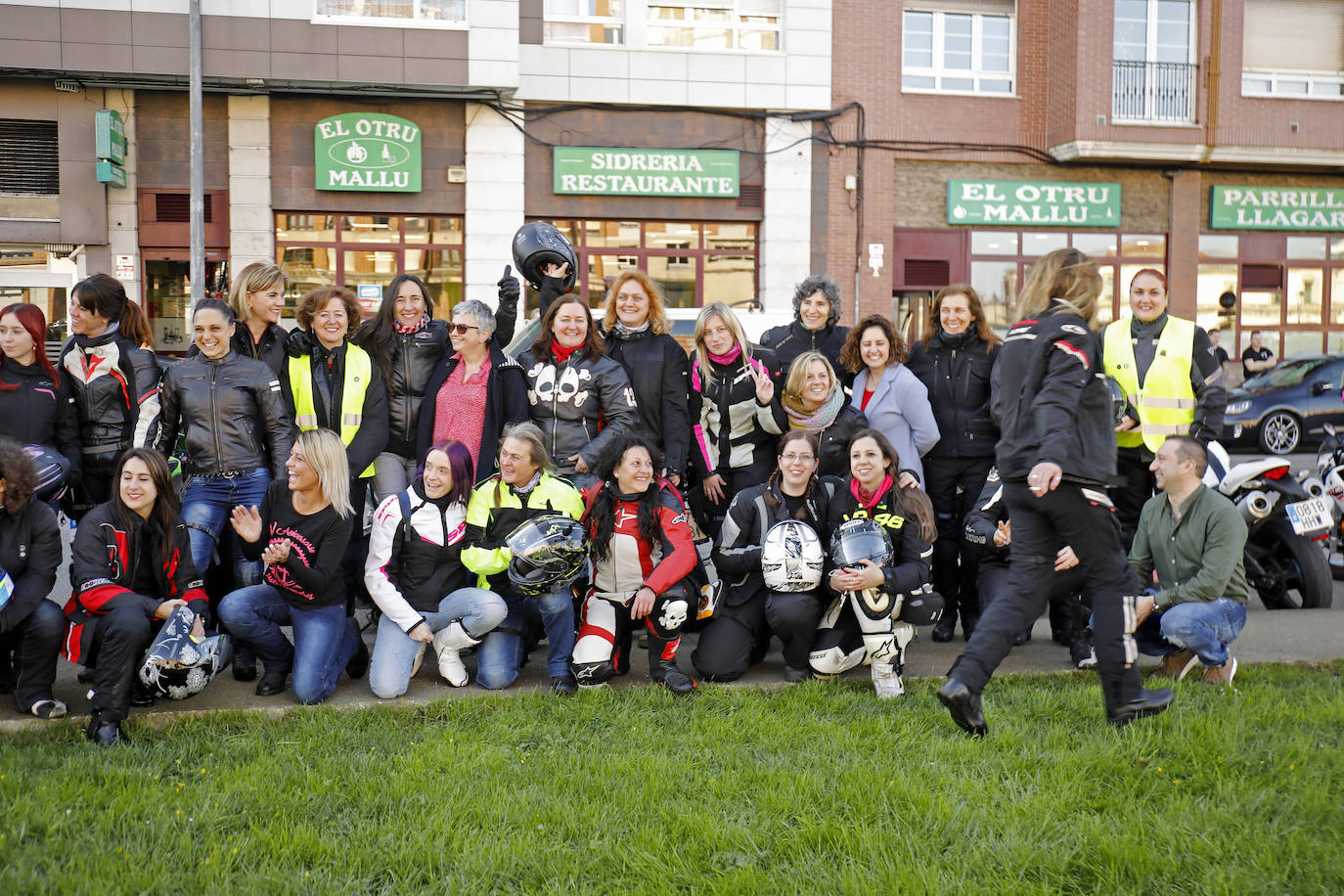 Buen ambiente y hermandad en el sexto encuentro de las 'Motocomadres', que han comenzado en Gijón una ruta de noventa kilómetros con destino en Noreña. 