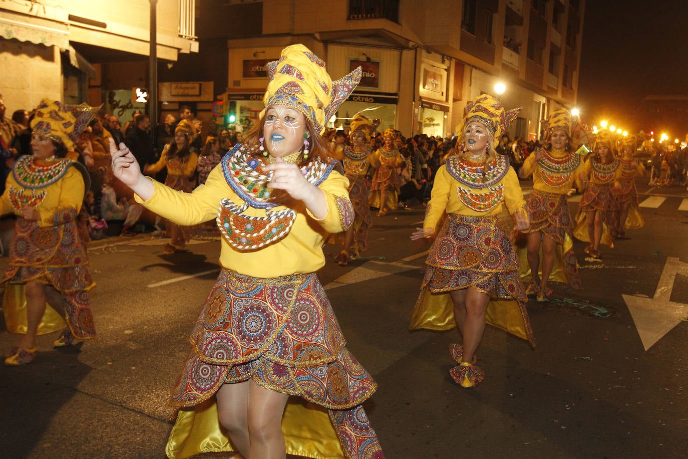 Más de 2.000 personas en 45 grupos diferentes,y nueve charangas han recorrido las calles de Gijón ante la atenta mirada de miles de personas que no han querido perderse el gran ambiente festivo.