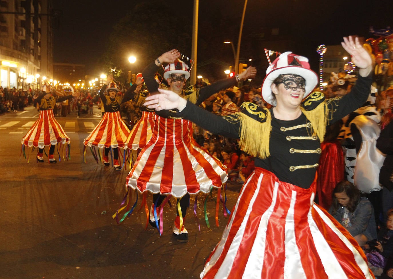 Más de 2.000 personas en 45 grupos diferentes,y nueve charangas han recorrido las calles de Gijón ante la atenta mirada de miles de personas que no han querido perderse el gran ambiente festivo.