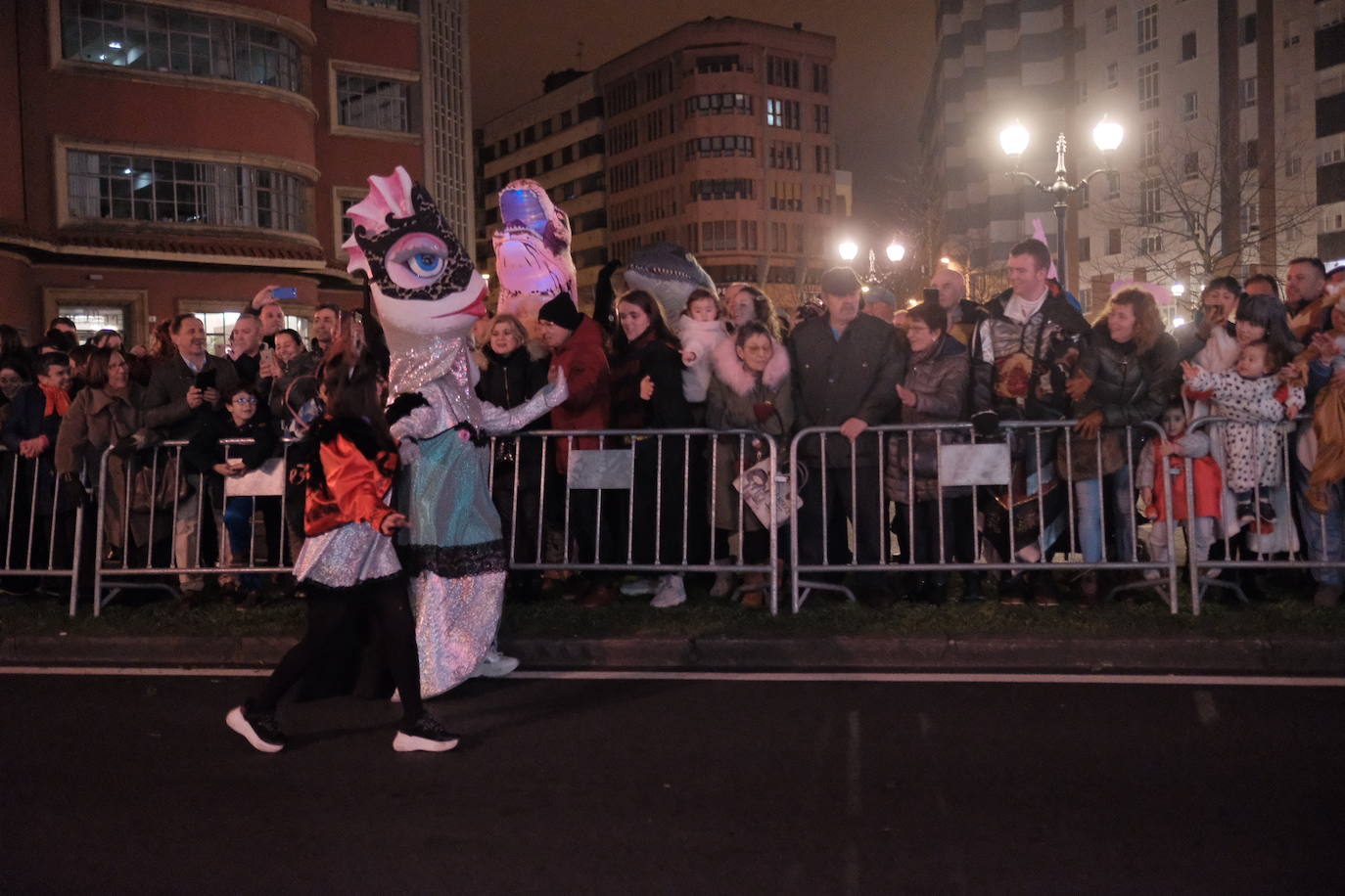 Más de 2.000 personas en 45 grupos diferentes,y nueve charangas han recorrido las calles de Gijón ante la atenta mirada de miles de personas que no han querido perderse el gran ambiente festivo.