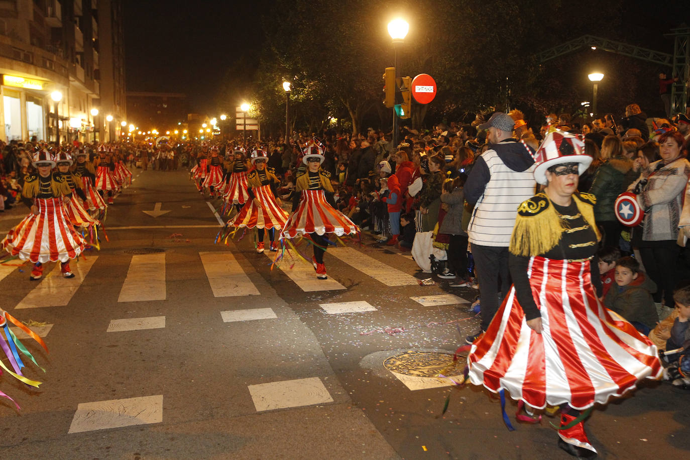 Más de 2.000 personas en 45 grupos diferentes,y nueve charangas han recorrido las calles de Gijón ante la atenta mirada de miles de personas que no han querido perderse el gran ambiente festivo.