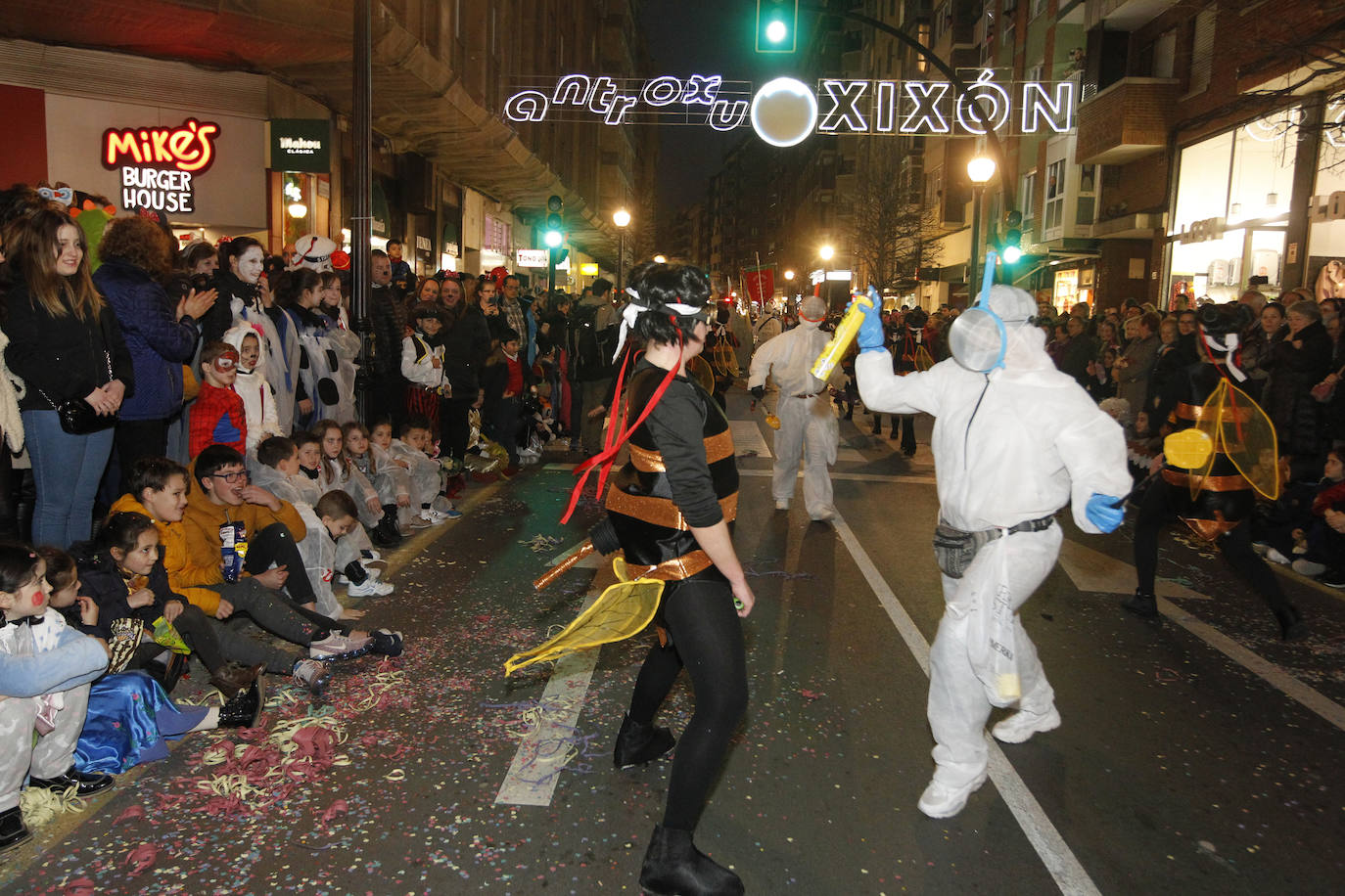 Más de 2.000 personas en 45 grupos diferentes,y nueve charangas han recorrido las calles de Gijón ante la atenta mirada de miles de personas que no han querido perderse el gran ambiente festivo.