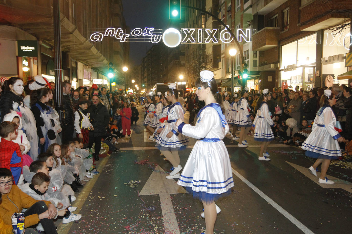 Más de 2.000 personas en 45 grupos diferentes,y nueve charangas han recorrido las calles de Gijón ante la atenta mirada de miles de personas que no han querido perderse el gran ambiente festivo.