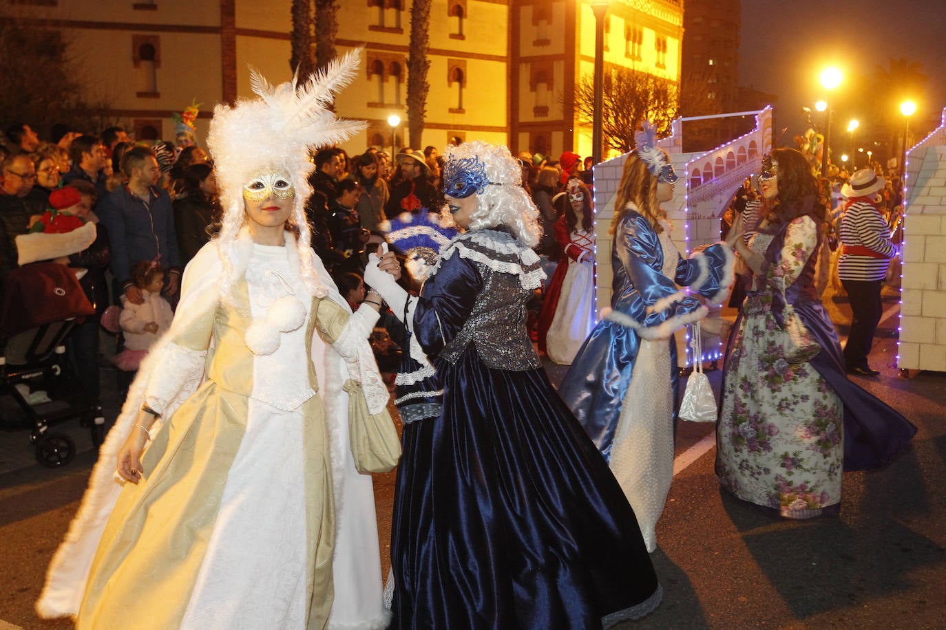 Más de 2.000 personas en 45 grupos diferentes,y nueve charangas han recorrido las calles de Gijón ante la atenta mirada de miles de personas que no han querido perderse el gran ambiente festivo.