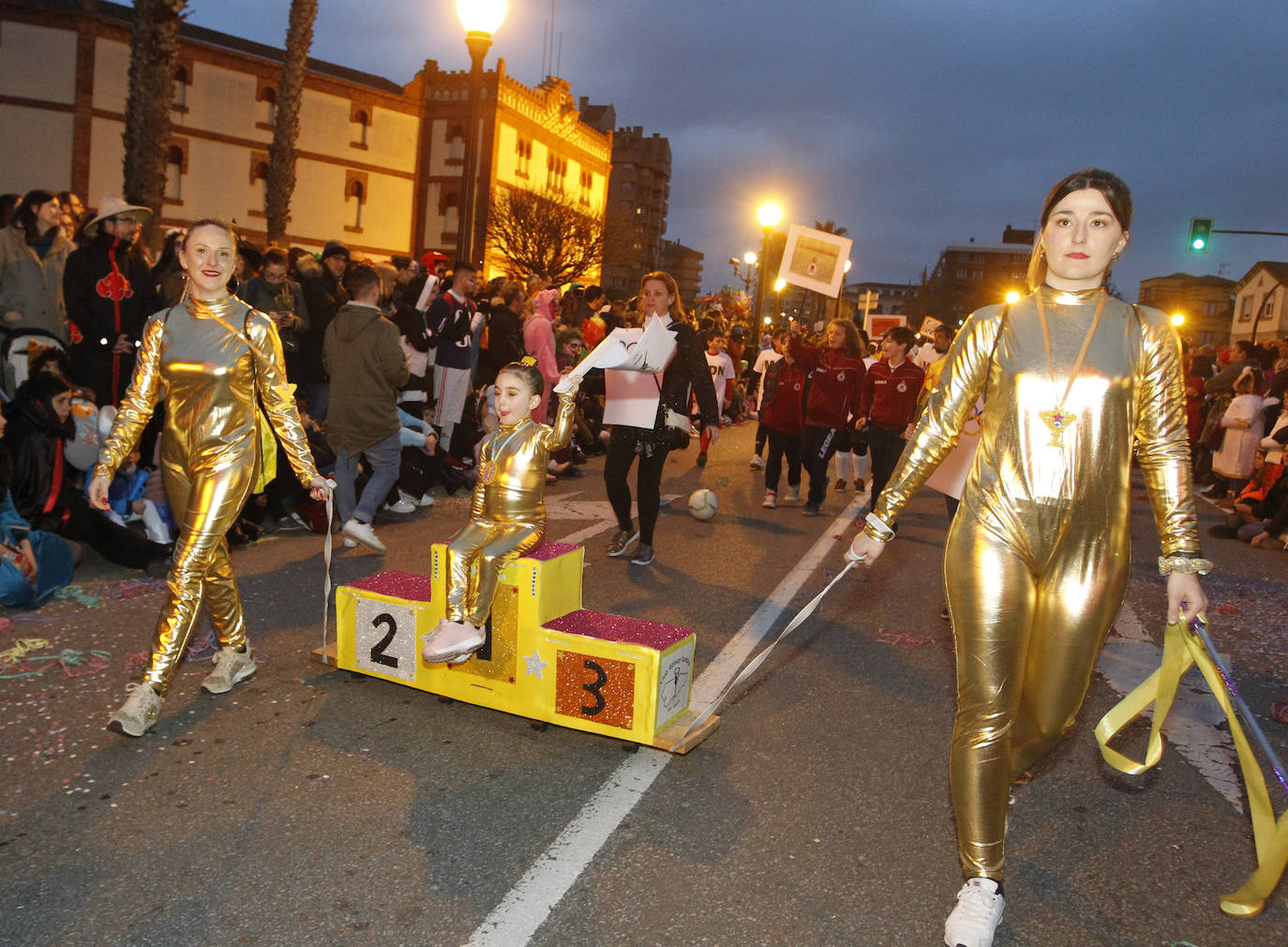 Más de 2.000 personas en 45 grupos diferentes,y nueve charangas han recorrido las calles de Gijón ante la atenta mirada de miles de personas que no han querido perderse el gran ambiente festivo.