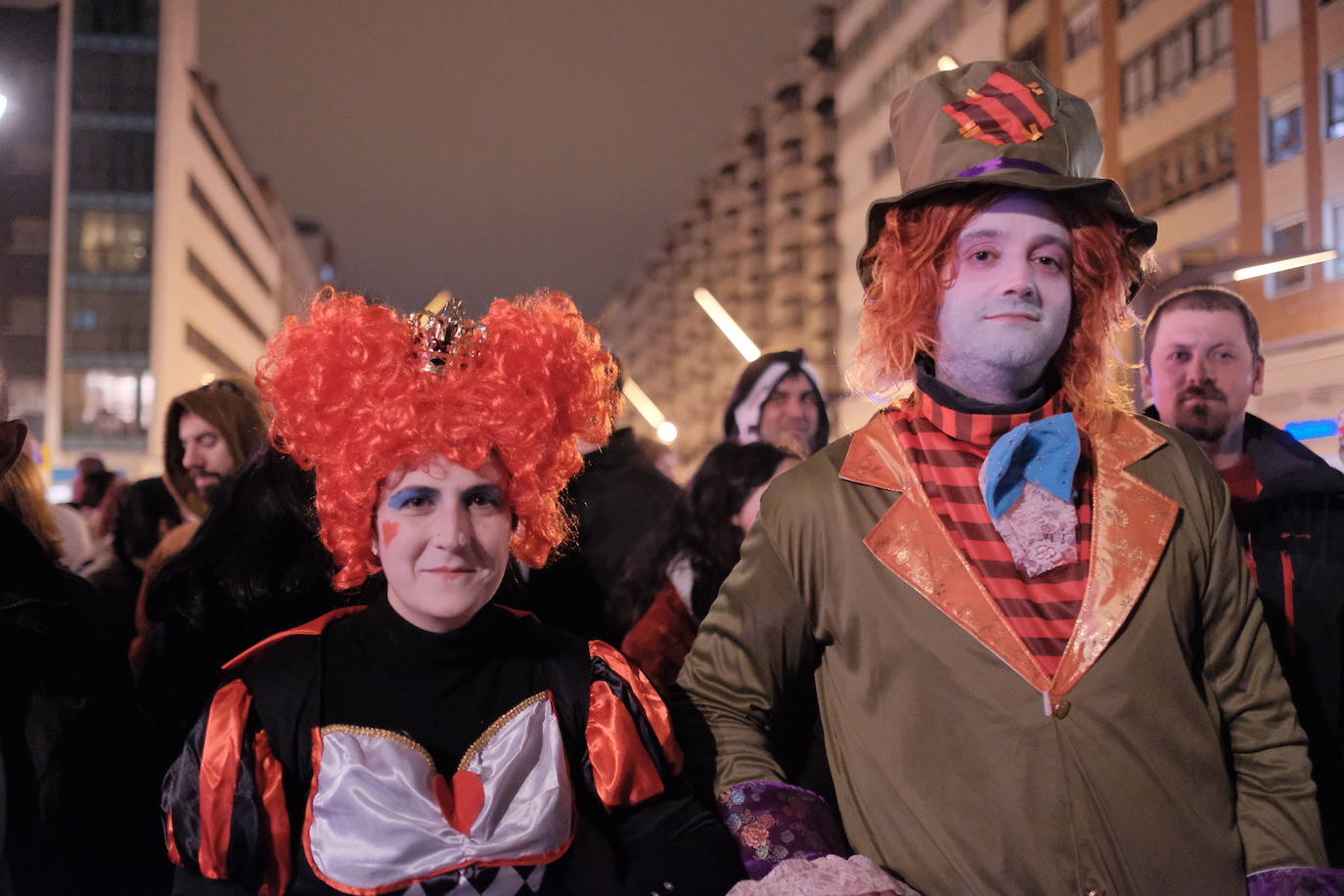 Más de 2.000 personas en 45 grupos diferentes,y nueve charangas han recorrido las calles de Gijón ante la atenta mirada de miles de personas que no han querido perderse el gran ambiente festivo.