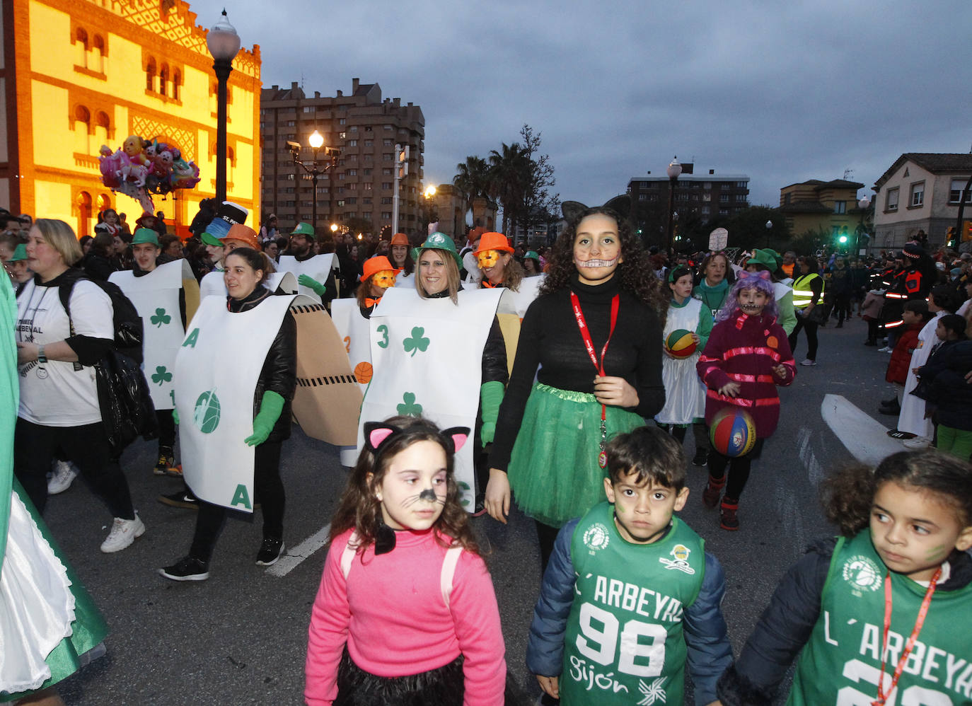 Más de 2.000 personas en 45 grupos diferentes,y nueve charangas han recorrido las calles de Gijón ante la atenta mirada de miles de personas que no han querido perderse el gran ambiente festivo.