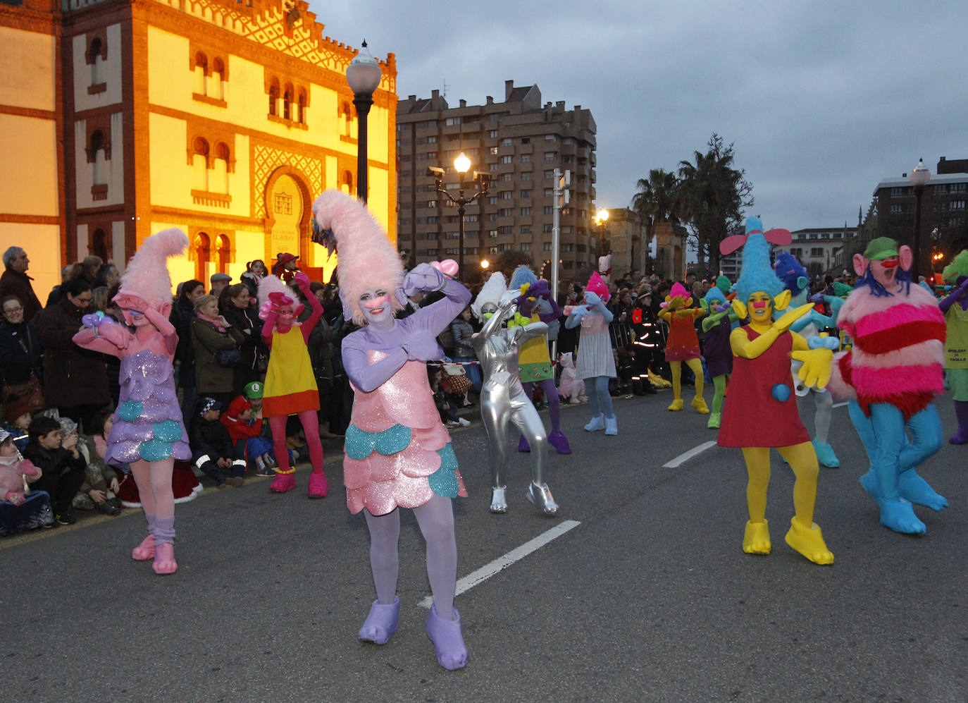 Más de 2.000 personas en 45 grupos diferentes,y nueve charangas han recorrido las calles de Gijón ante la atenta mirada de miles de personas que no han querido perderse el gran ambiente festivo.