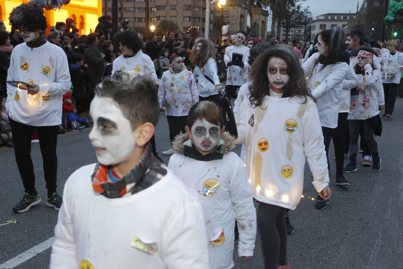 Más de 2.000 personas en 45 grupos diferentes,y nueve charangas han recorrido las calles de Gijón ante la atenta mirada de miles de personas que no han querido perderse el gran ambiente festivo.