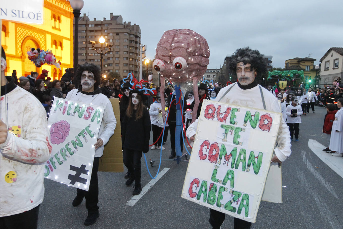 Más de 2.000 personas en 45 grupos diferentes,y nueve charangas han recorrido las calles de Gijón ante la atenta mirada de miles de personas que no han querido perderse el gran ambiente festivo.