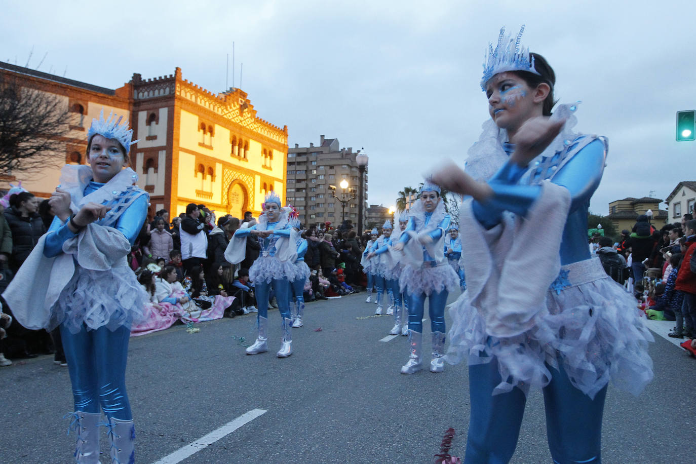 Más de 2.000 personas en 45 grupos diferentes,y nueve charangas han recorrido las calles de Gijón ante la atenta mirada de miles de personas que no han querido perderse el gran ambiente festivo.