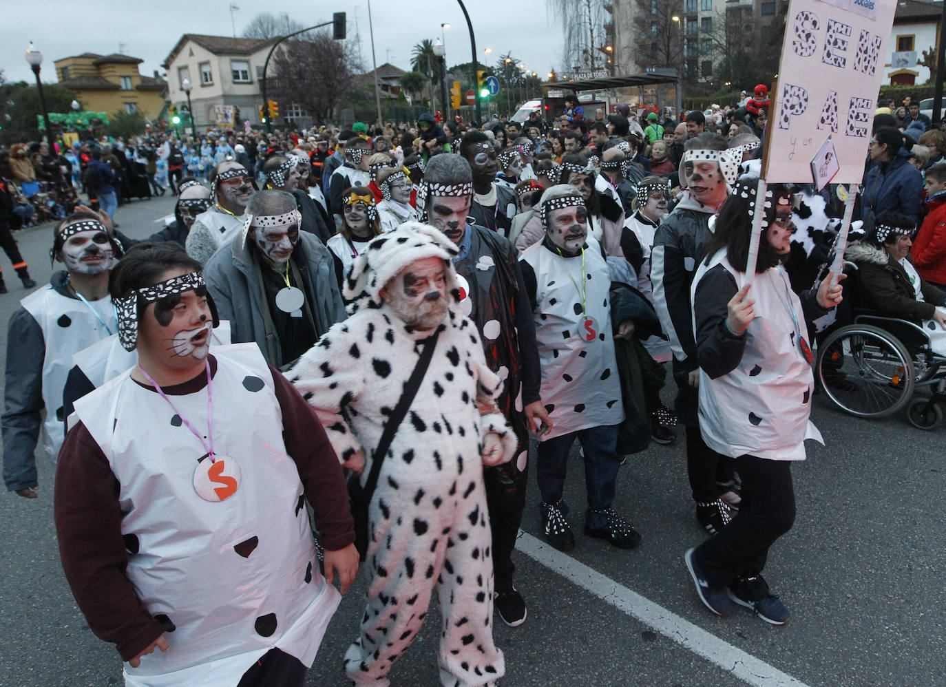 Más de 2.000 personas en 45 grupos diferentes,y nueve charangas han recorrido las calles de Gijón ante la atenta mirada de miles de personas que no han querido perderse el gran ambiente festivo.