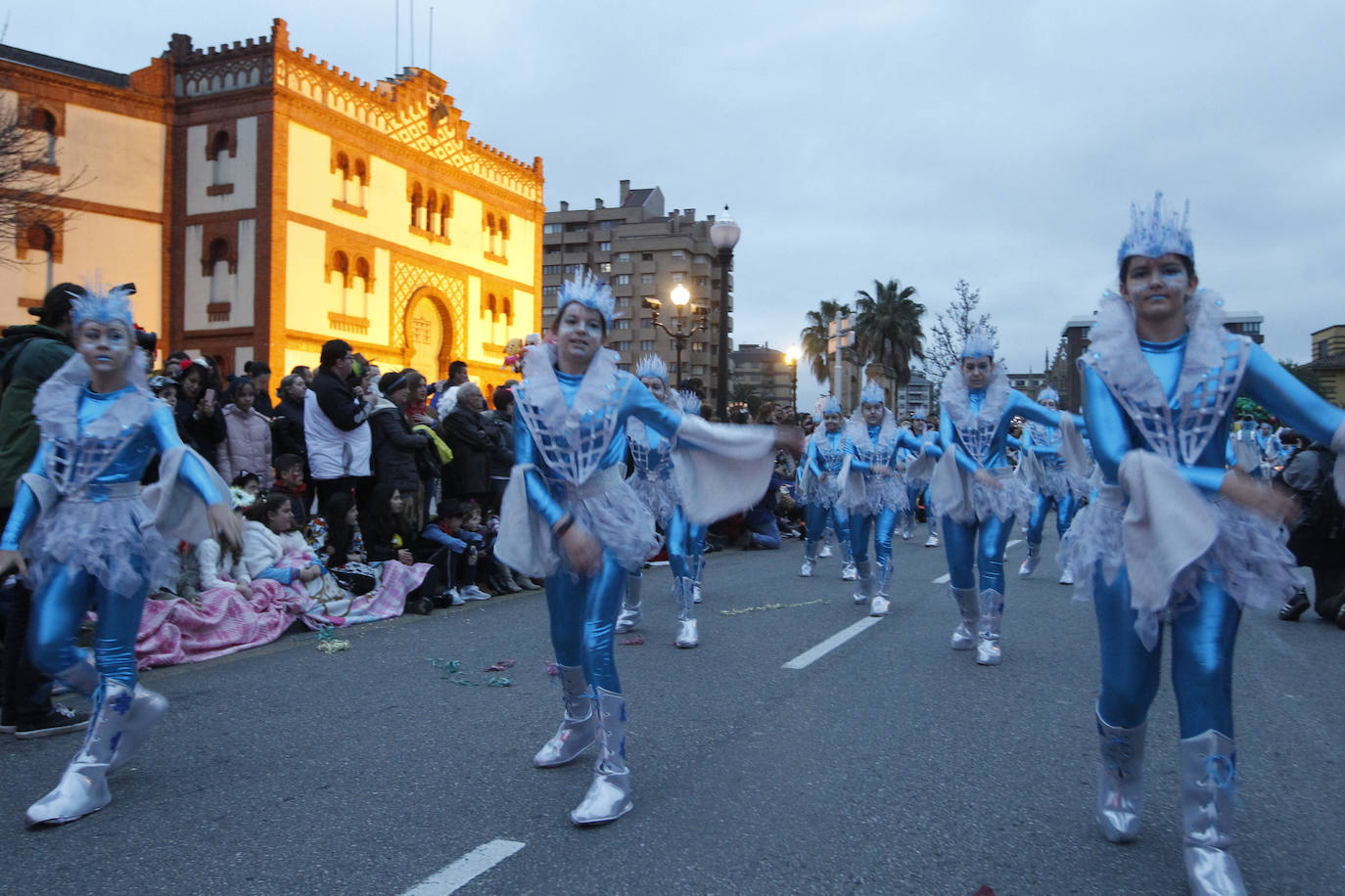 Más de 2.000 personas en 45 grupos diferentes,y nueve charangas han recorrido las calles de Gijón ante la atenta mirada de miles de personas que no han querido perderse el gran ambiente festivo.