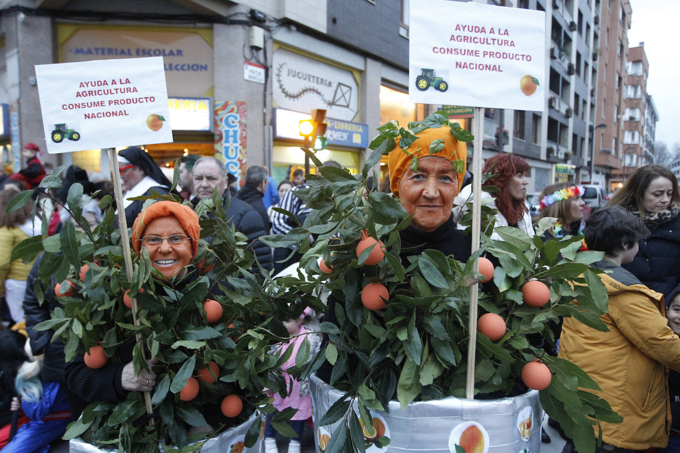 Más de 2.000 personas en 45 grupos diferentes,y nueve charangas han recorrido las calles de Gijón ante la atenta mirada de miles de personas que no han querido perderse el gran ambiente festivo.