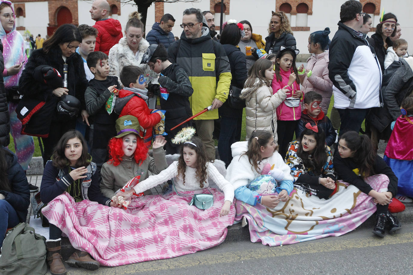 Más de 2.000 personas en 45 grupos diferentes,y nueve charangas han recorrido las calles de Gijón ante la atenta mirada de miles de personas que no han querido perderse el gran ambiente festivo.