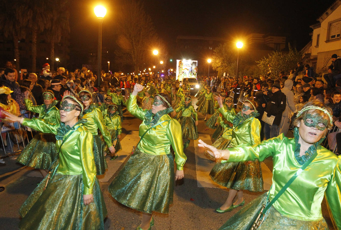 Más de 2.000 personas en 45 grupos diferentes,y nueve charangas han recorrido las calles de Gijón ante la atenta mirada de miles de personas que no han querido perderse el gran ambiente festivo.