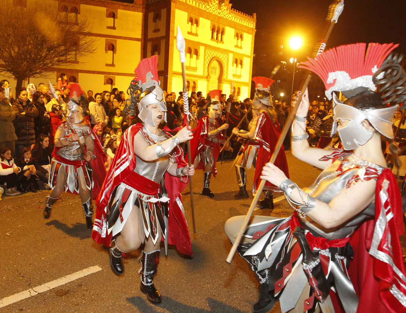 Más de 2.000 personas en 45 grupos diferentes,y nueve charangas han recorrido las calles de Gijón ante la atenta mirada de miles de personas que no han querido perderse el gran ambiente festivo.