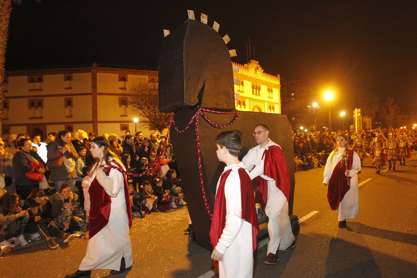 Más de 2.000 personas en 45 grupos diferentes,y nueve charangas han recorrido las calles de Gijón ante la atenta mirada de miles de personas que no han querido perderse el gran ambiente festivo.