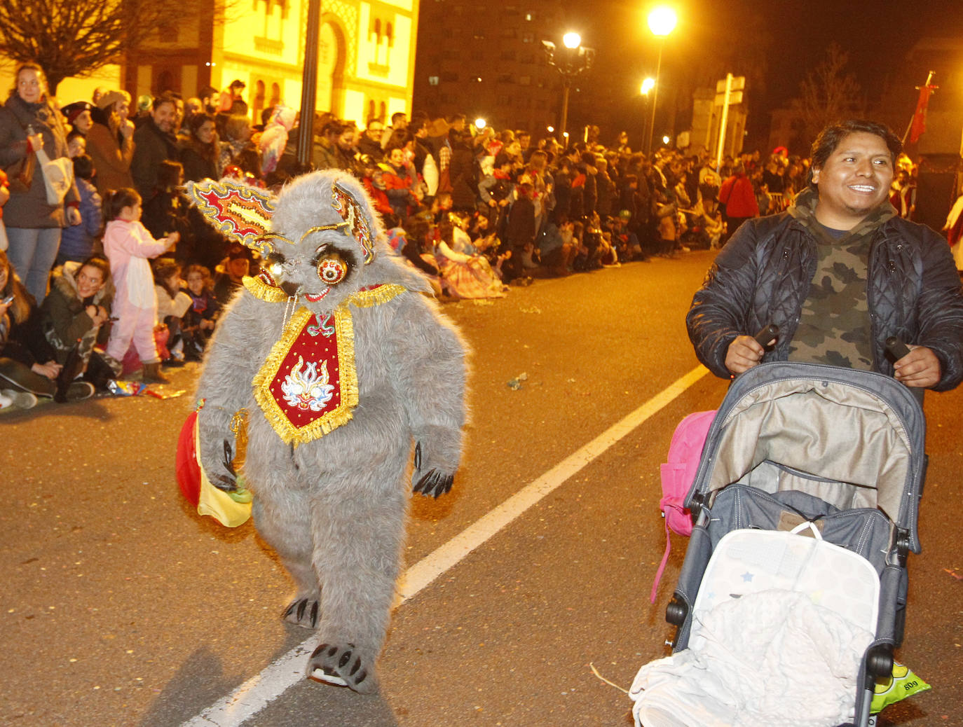 Más de 2.000 personas en 45 grupos diferentes,y nueve charangas han recorrido las calles de Gijón ante la atenta mirada de miles de personas que no han querido perderse el gran ambiente festivo.