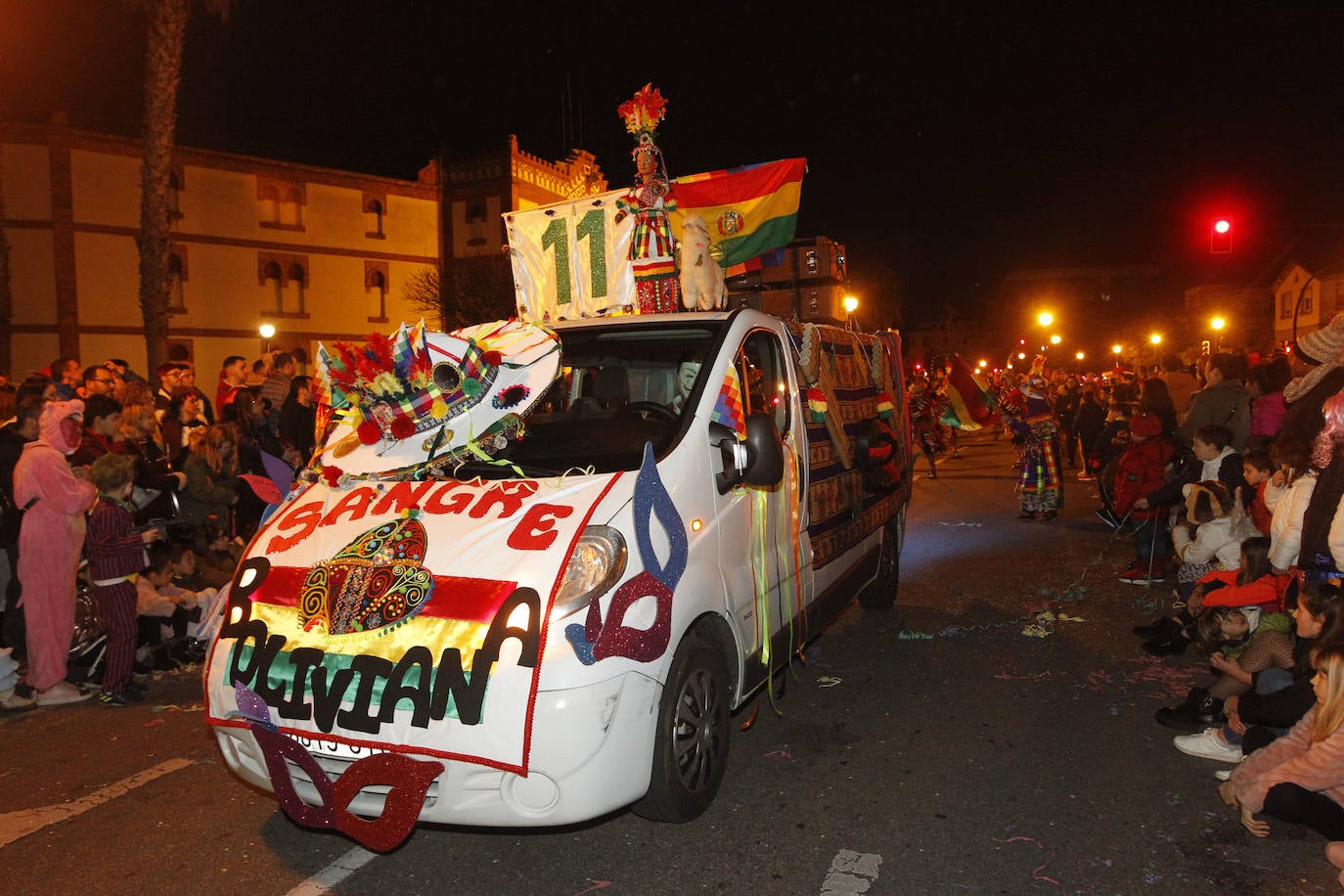 Más de 2.000 personas en 45 grupos diferentes,y nueve charangas han recorrido las calles de Gijón ante la atenta mirada de miles de personas que no han querido perderse el gran ambiente festivo.