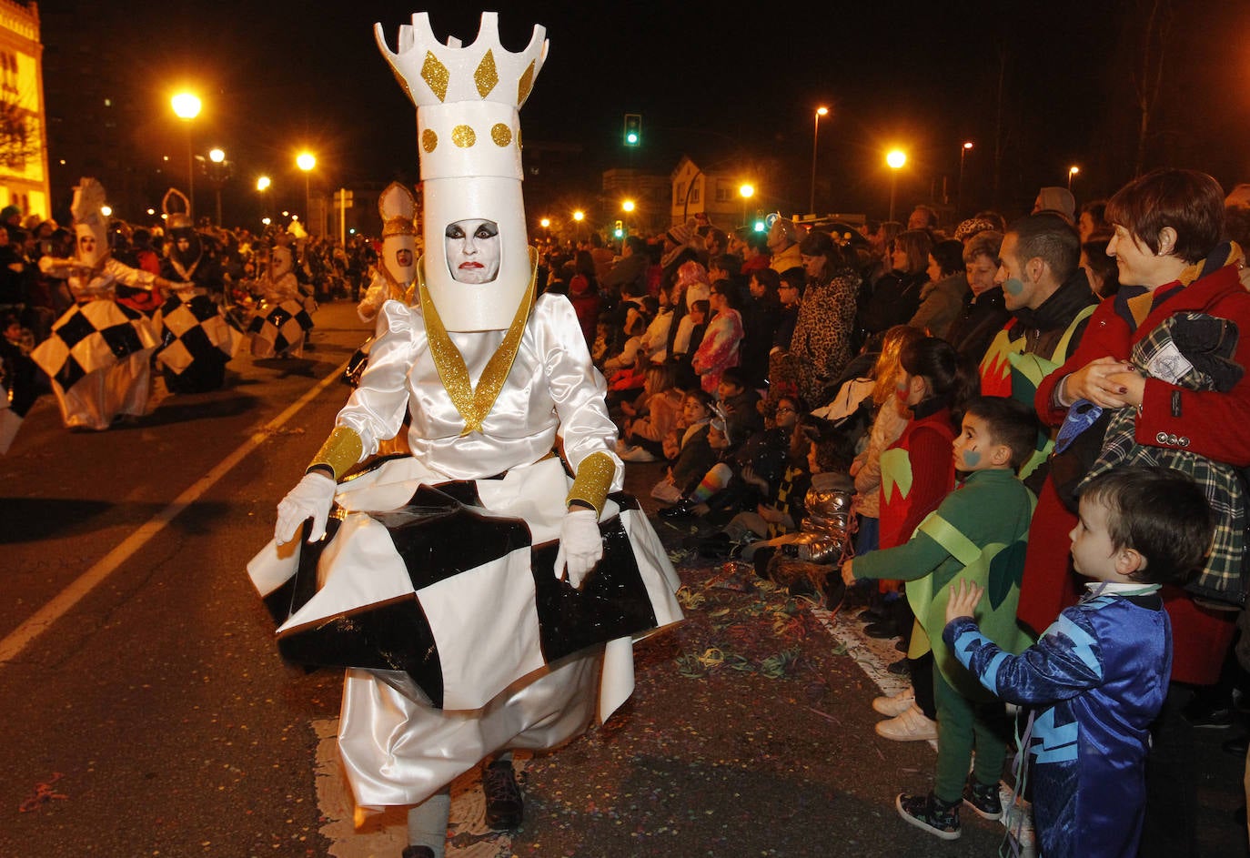 Más de 2.000 personas en 45 grupos diferentes,y nueve charangas han recorrido las calles de Gijón ante la atenta mirada de miles de personas que no han querido perderse el gran ambiente festivo.