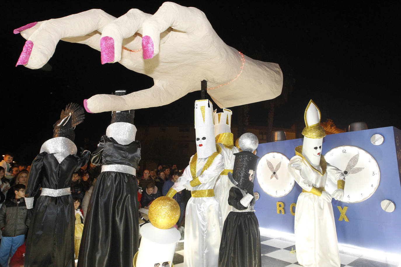 Más de 2.000 personas en 45 grupos diferentes,y nueve charangas han recorrido las calles de Gijón ante la atenta mirada de miles de personas que no han querido perderse el gran ambiente festivo.