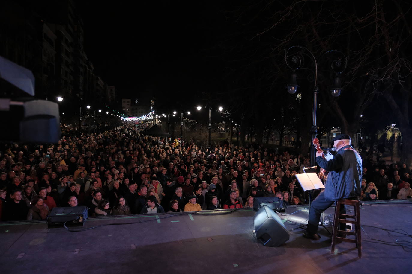 Las calles de Gijón se han llenado de color y máscaras para celebrar el antroxu más animado.