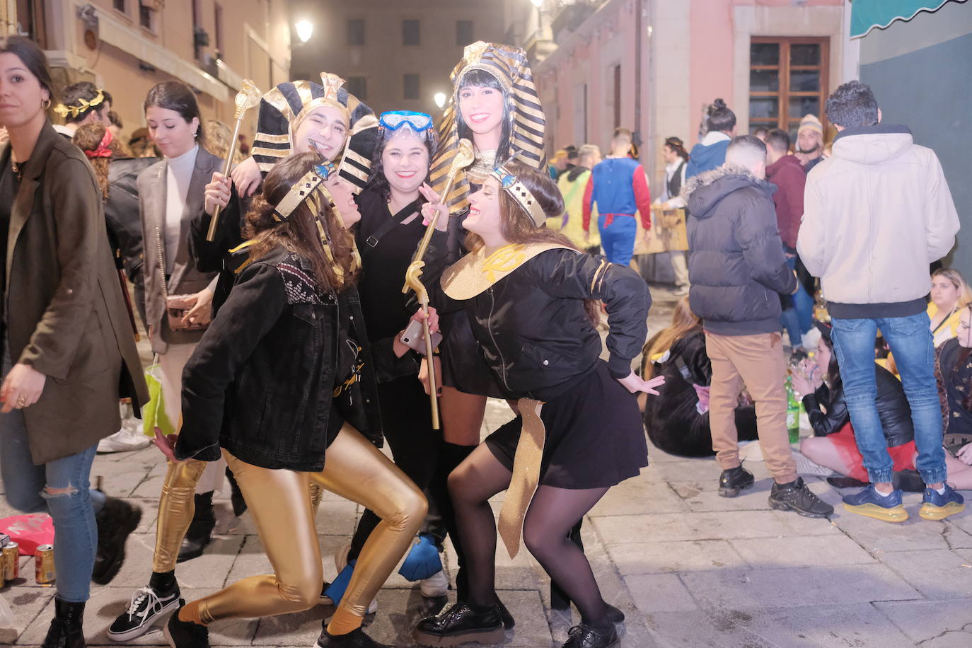 Las calles de Gijón se han llenado de color y máscaras para celebrar el antroxu más animado.