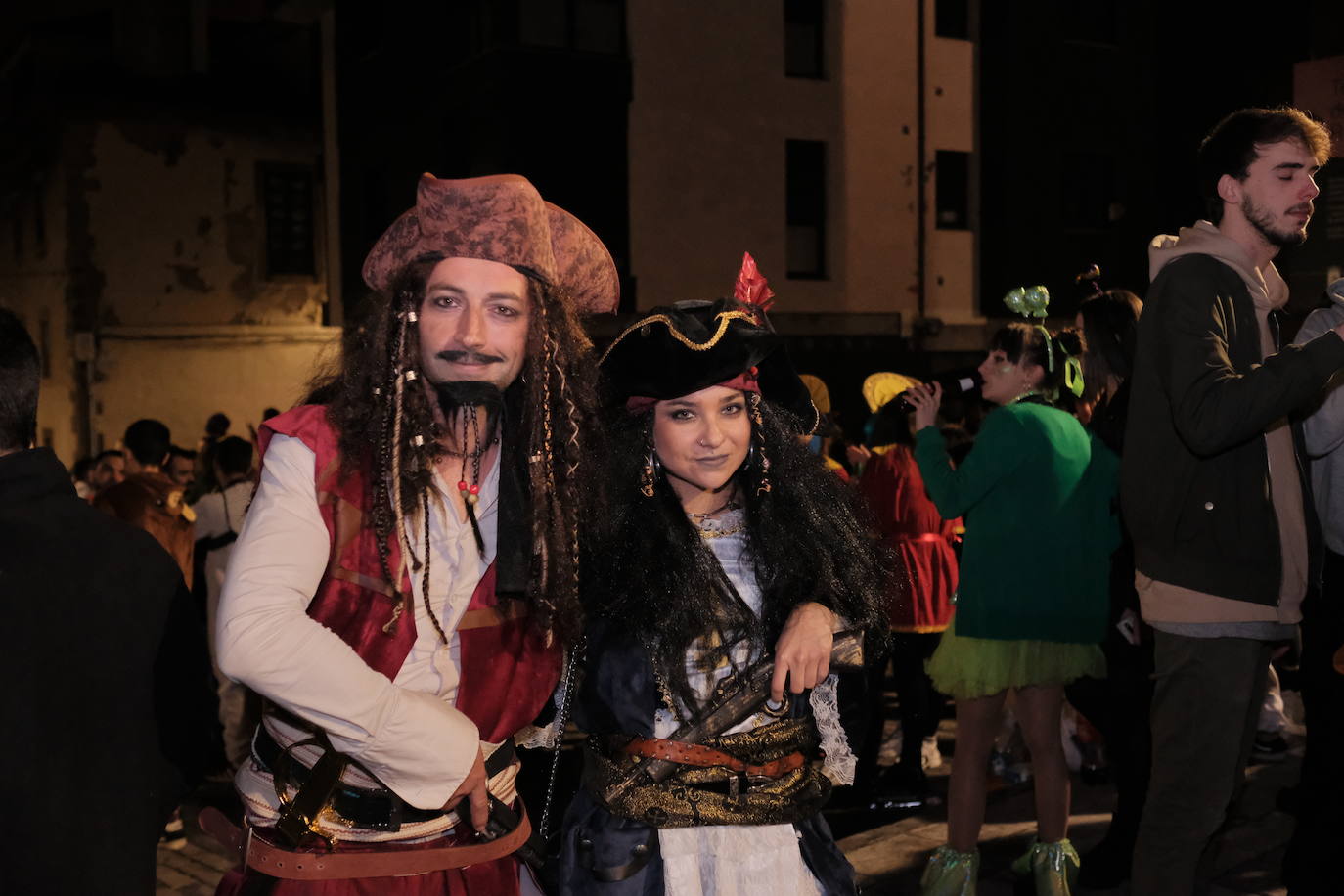 Las calles de Gijón se han llenado de color y máscaras para celebrar el antroxu más animado.