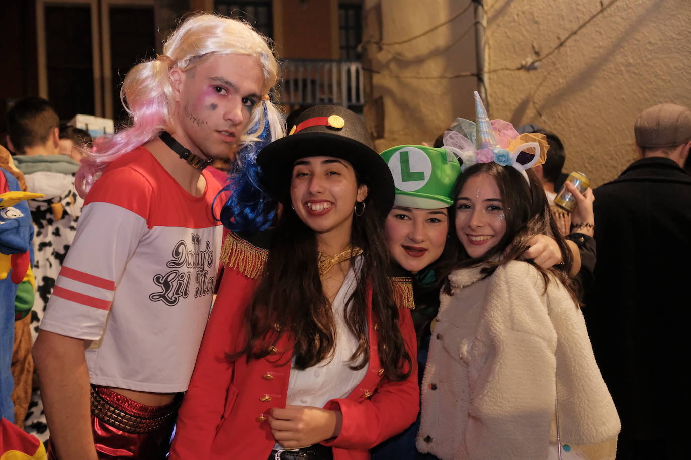 Las calles de Gijón se han llenado de color y máscaras para celebrar el antroxu más animado.