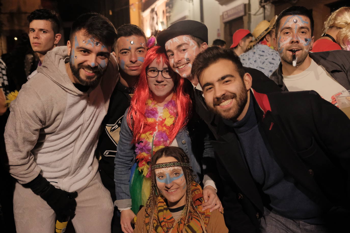 Las calles de Gijón se han llenado de color y máscaras para celebrar el antroxu más animado.