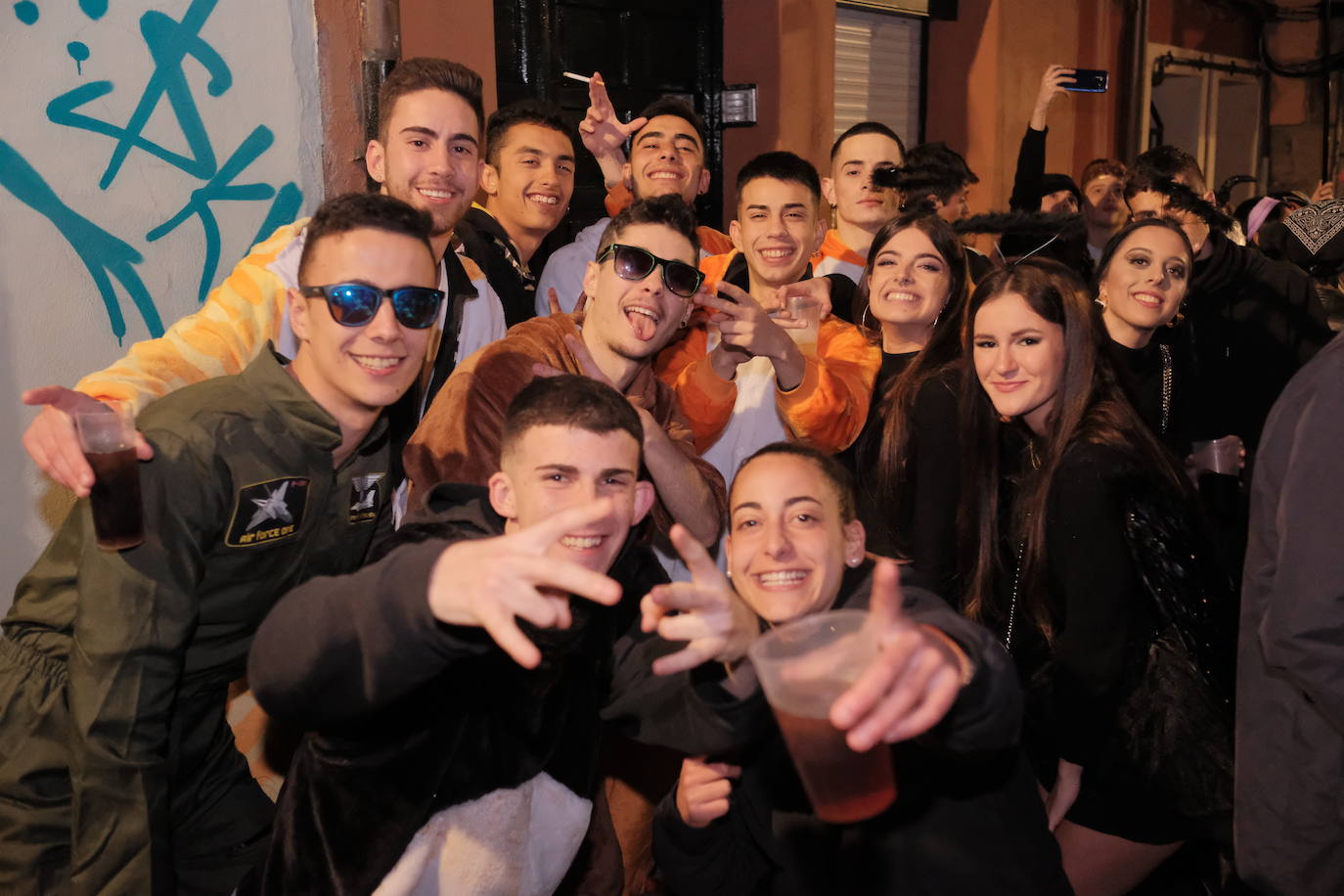 Las calles de Gijón se han llenado de color y máscaras para celebrar el antroxu más animado.