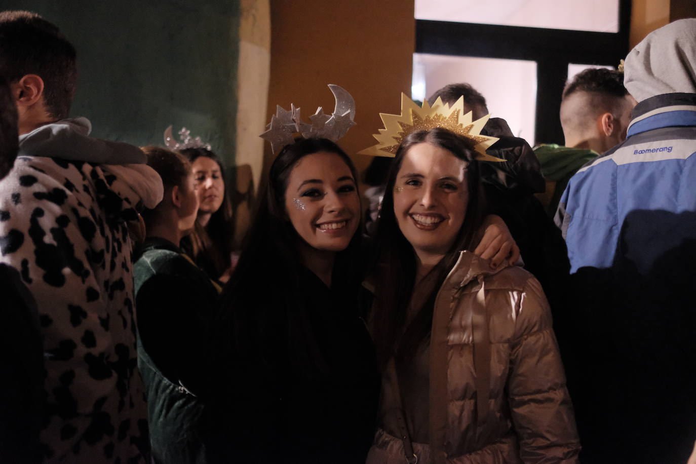 Las calles de Gijón se han llenado de color y máscaras para celebrar el antroxu más animado.