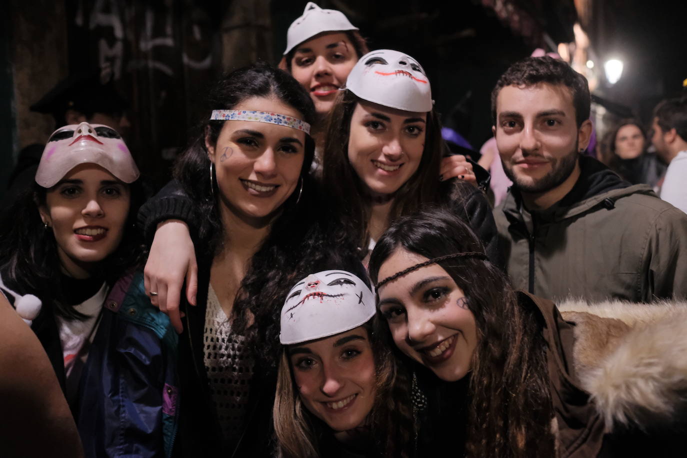 Las calles de Gijón se han llenado de color y máscaras para celebrar el antroxu más animado.