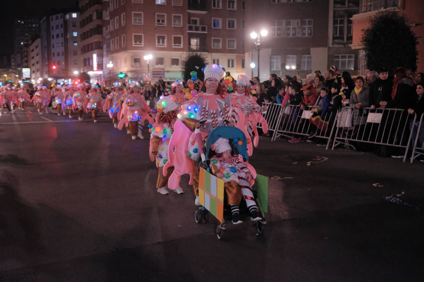 Las calles de Gijón se han llenado de color y máscaras para celebrar el antroxu más animado.