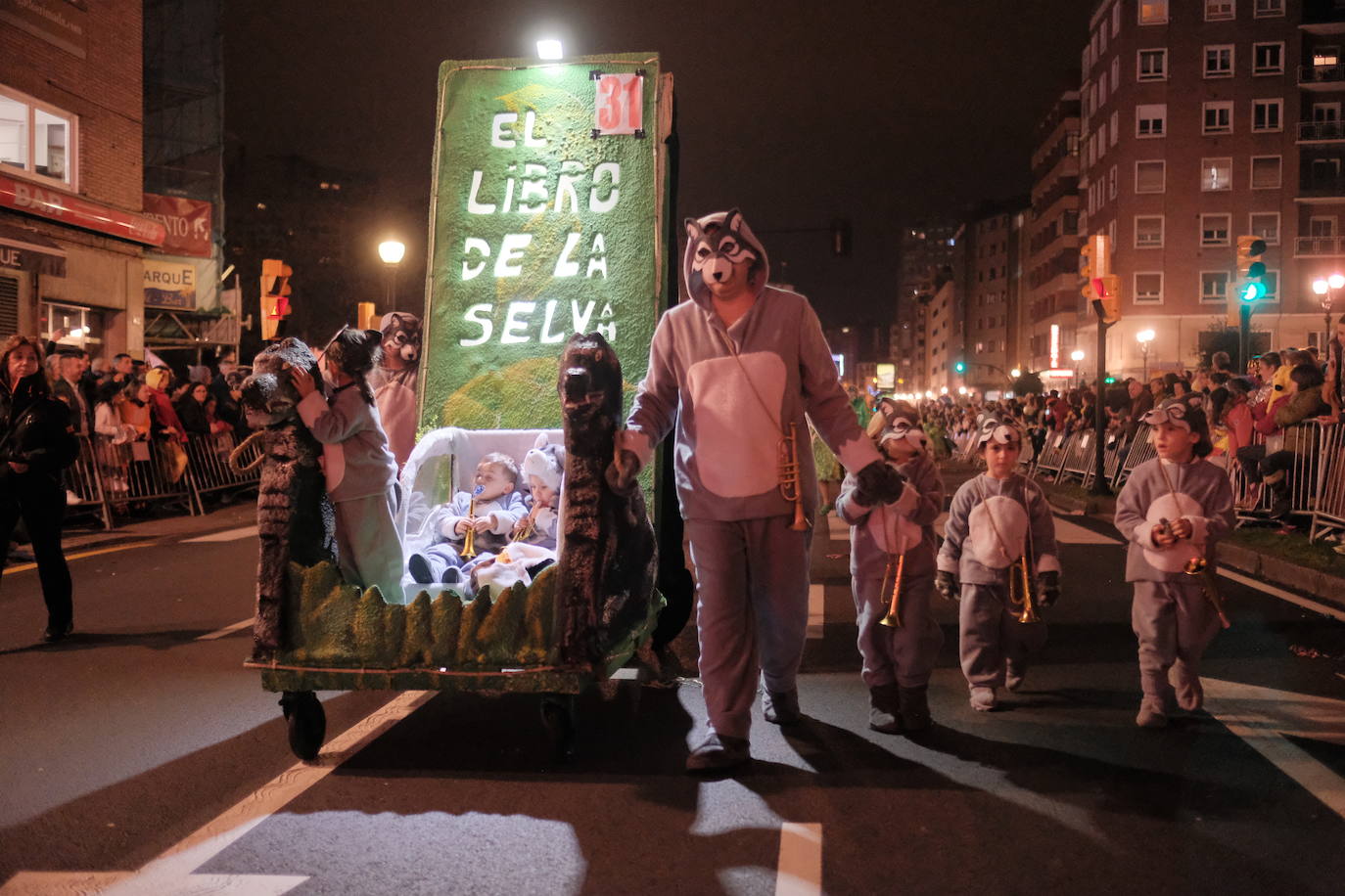 Las calles de Gijón se han llenado de color y máscaras para celebrar el antroxu más animado.