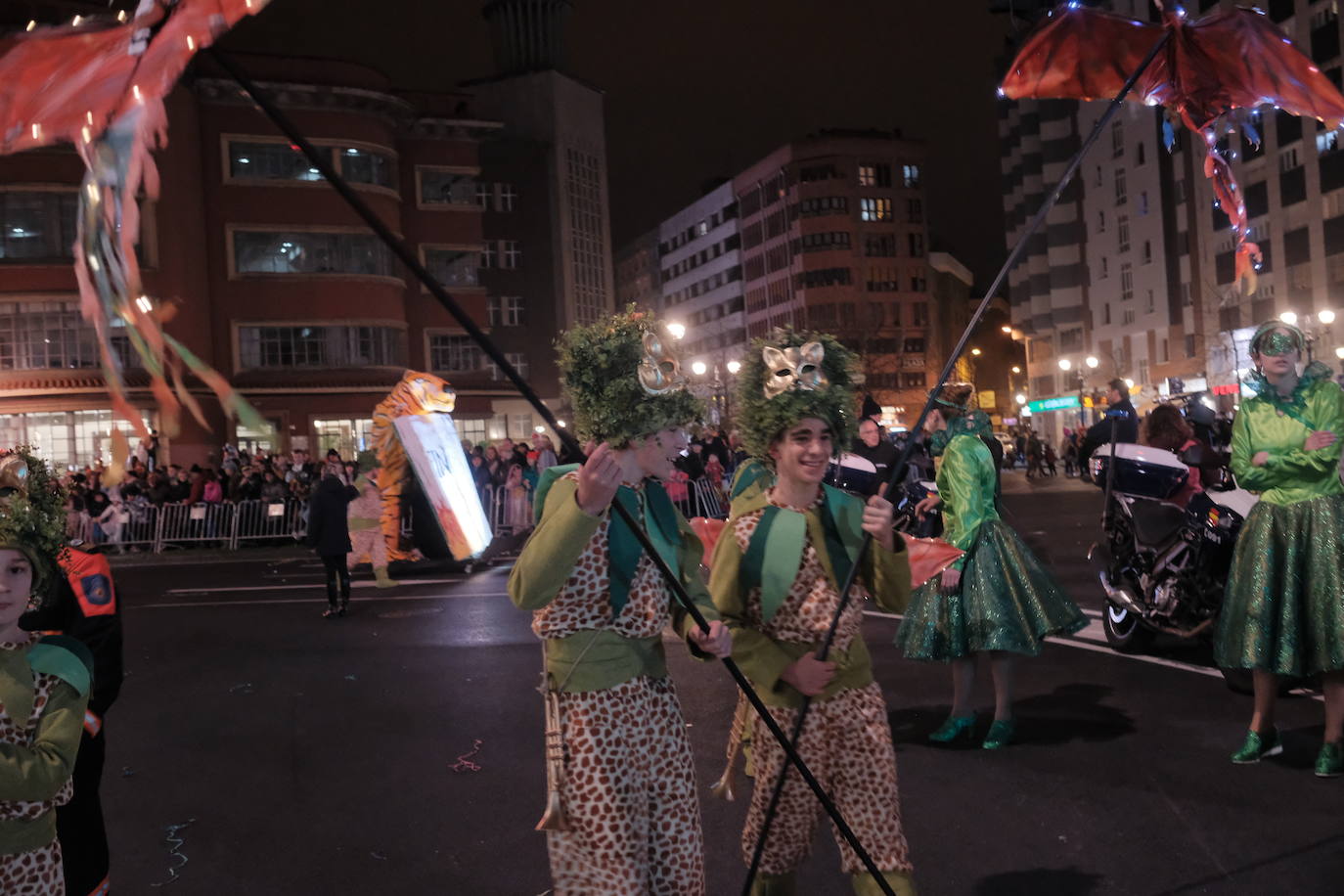 Las calles de Gijón se han llenado de color y máscaras para celebrar el antroxu más animado.