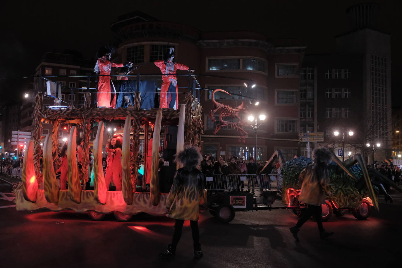 Las calles de Gijón se han llenado de color y máscaras para celebrar el antroxu más animado.