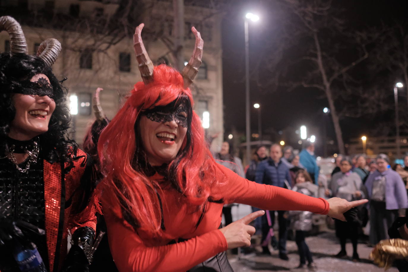 Las calles de Gijón se han llenado de color y máscaras para celebrar el antroxu más animado.