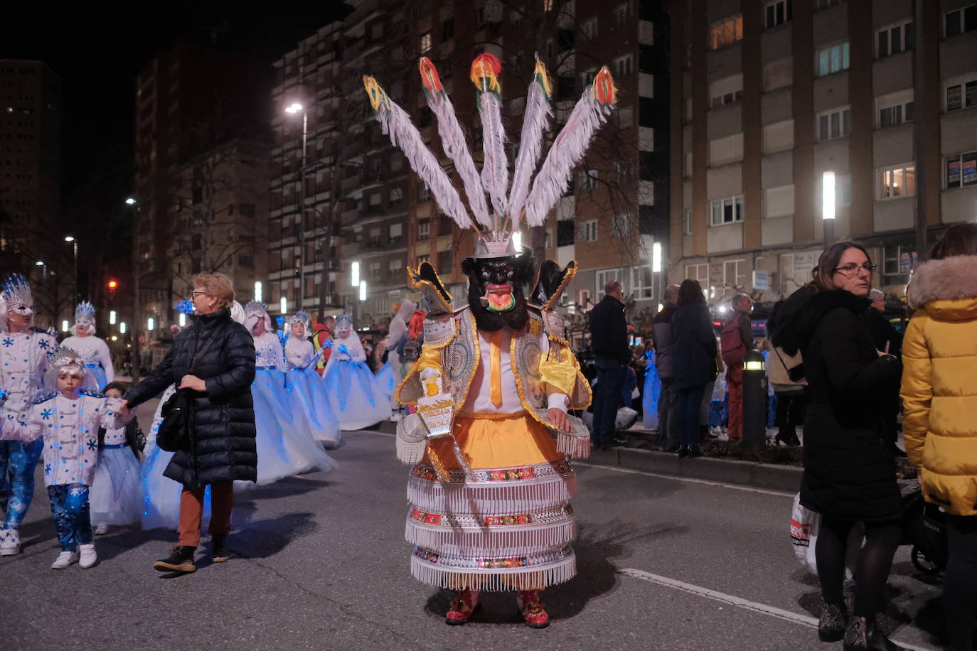 Las calles de Gijón se han llenado de color y máscaras para celebrar el antroxu más animado.