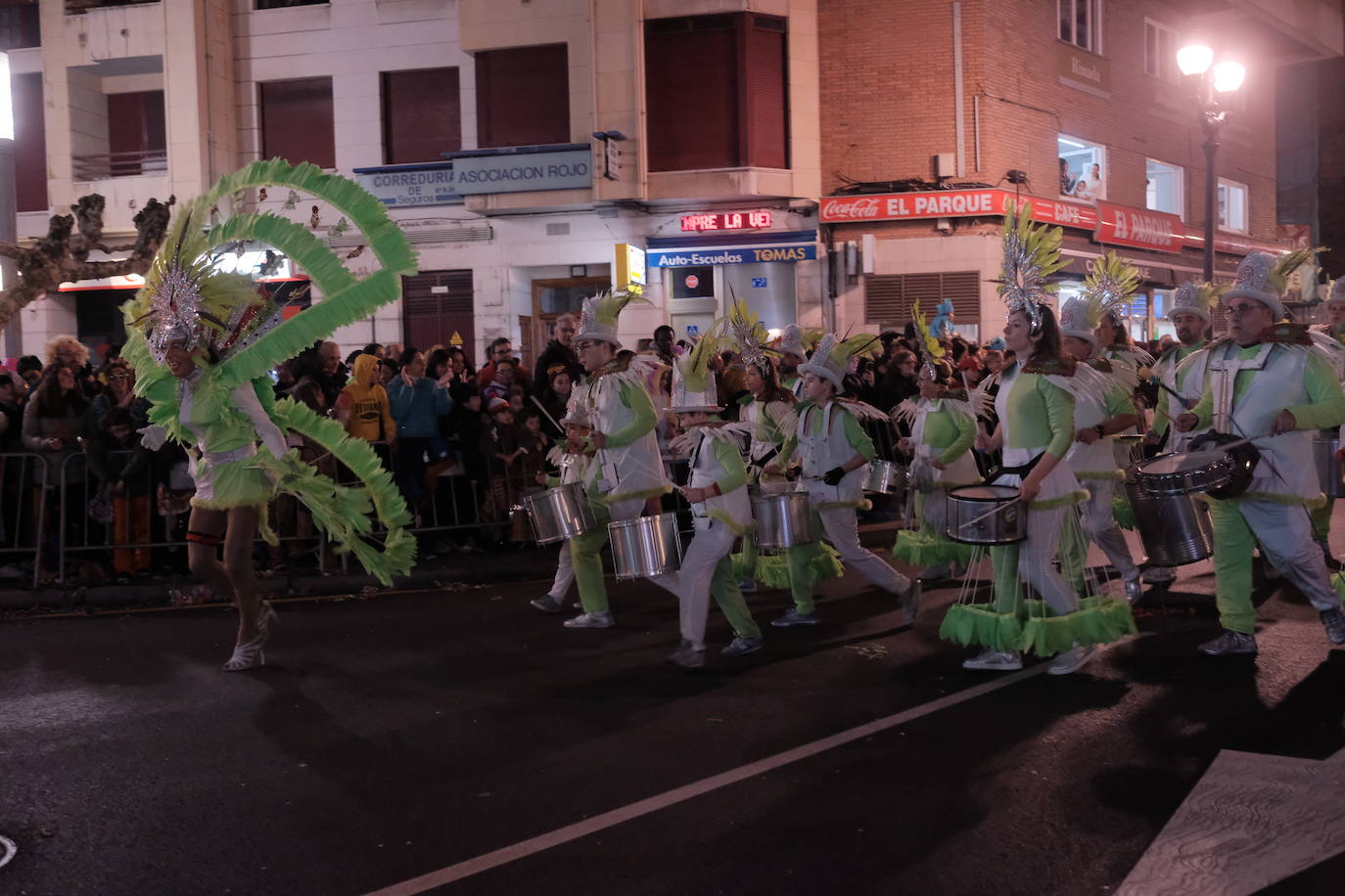 Las calles de Gijón se han llenado de color y máscaras para celebrar el antroxu más animado.